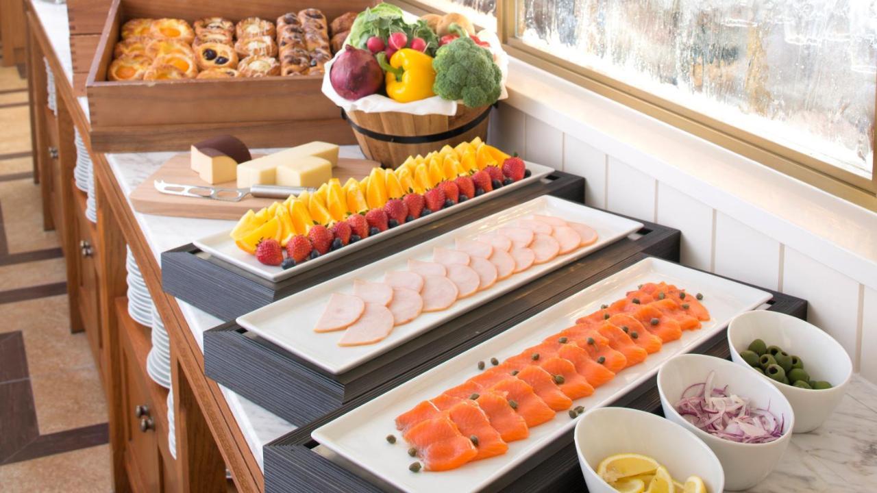 Intercontinental Yokohama Grand By Ihg Hotel Екстериор снимка A buffet with cold cuts
